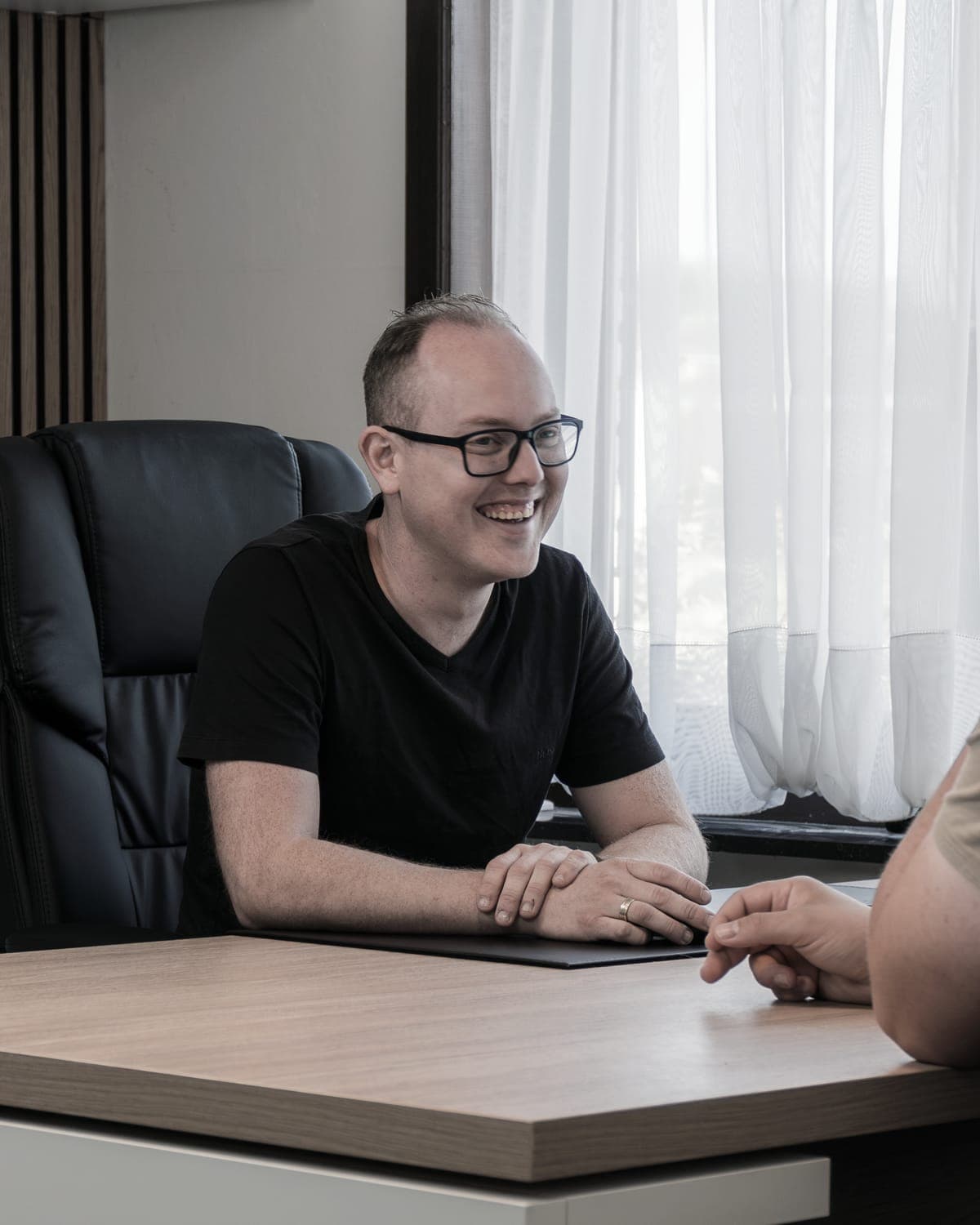 Davy Stevens in gesprek aan de overlegtafel in zijn kantoor